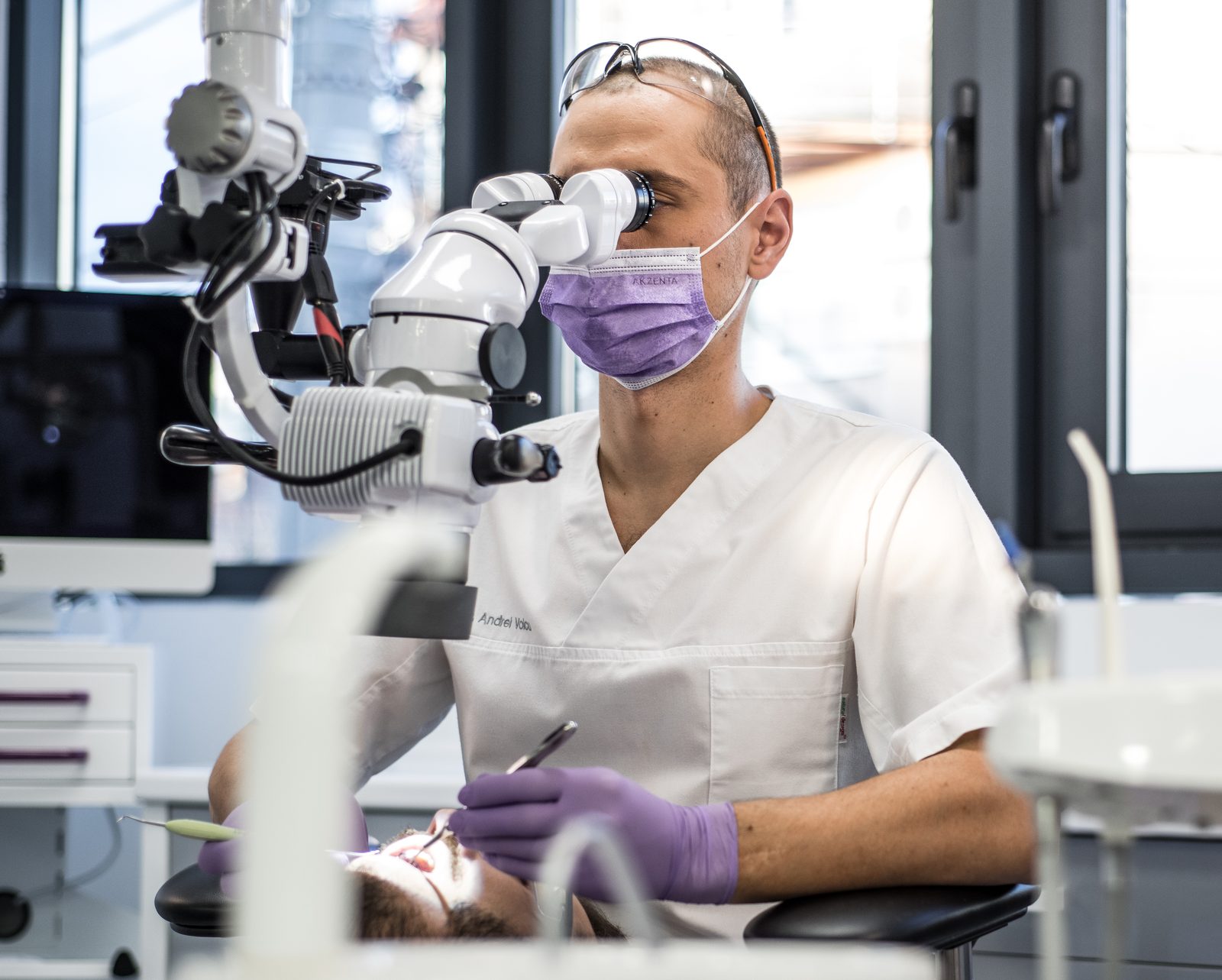 Dr. Andrei Voicu lucrând la microscopul dentar